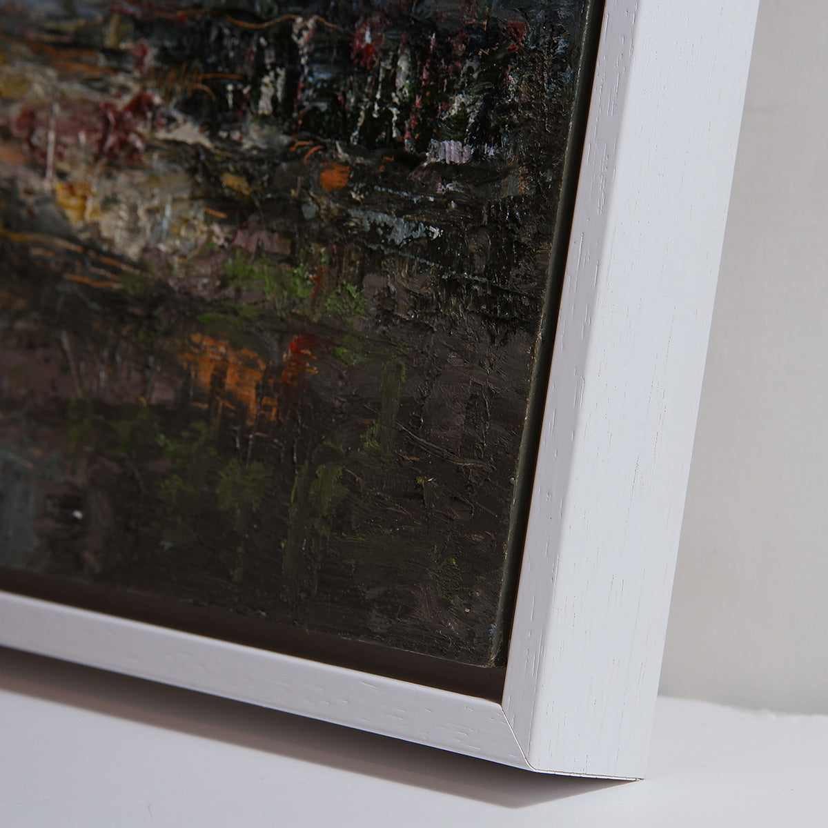 close up of right hand corner with white floating frame showing textures and any layers